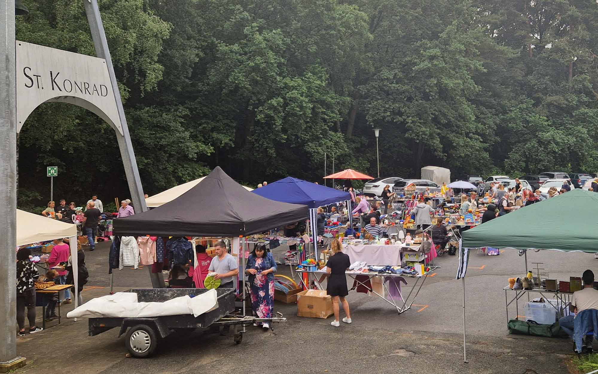Erfolgreicher Flohmarkt „Unterm Glockenturm“ begeistert Besucher und Organisatoren